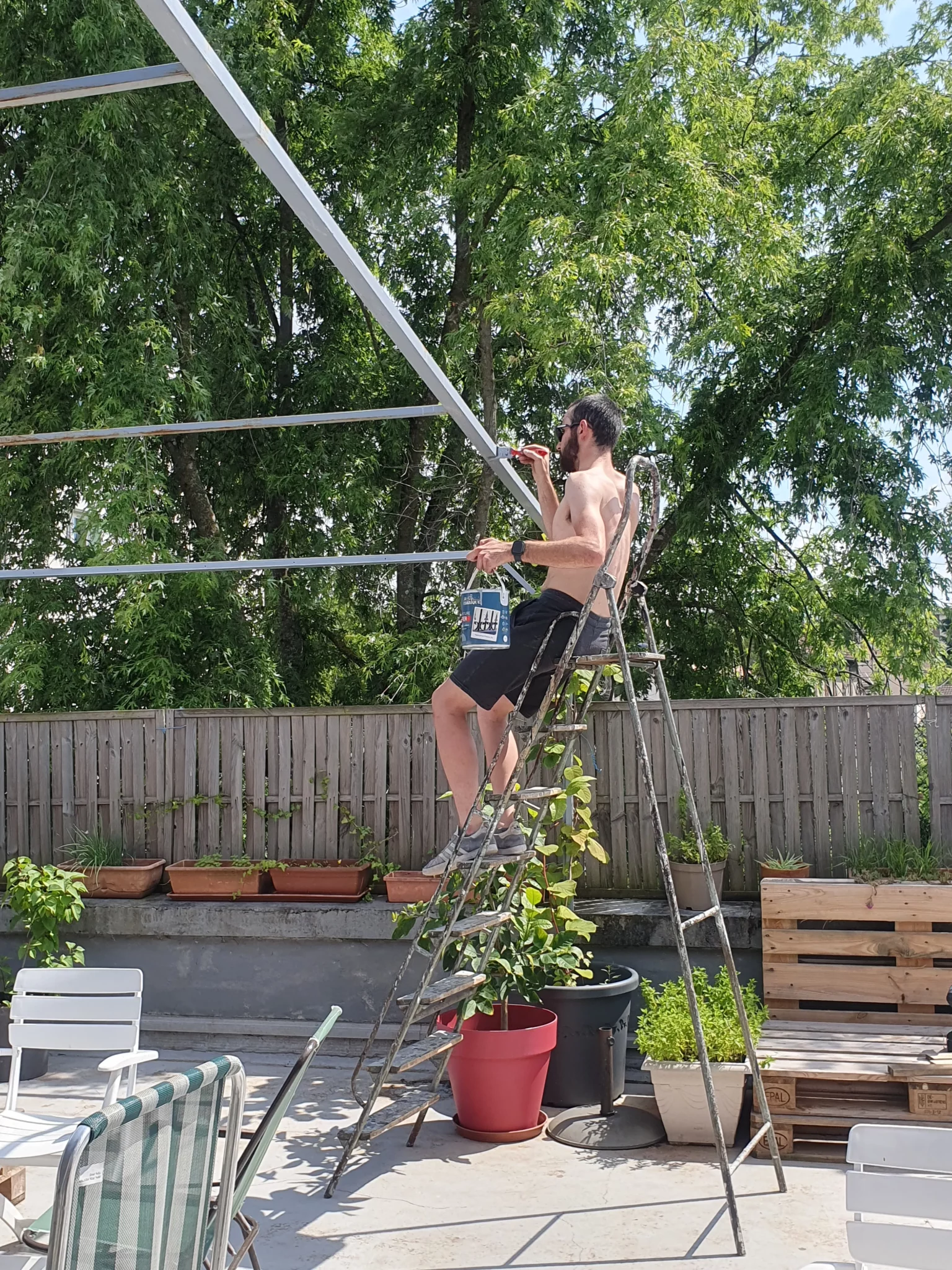 Montage de la tonnelle de la terrasse de la Baj'Art lors d'un Brico Baj'Art