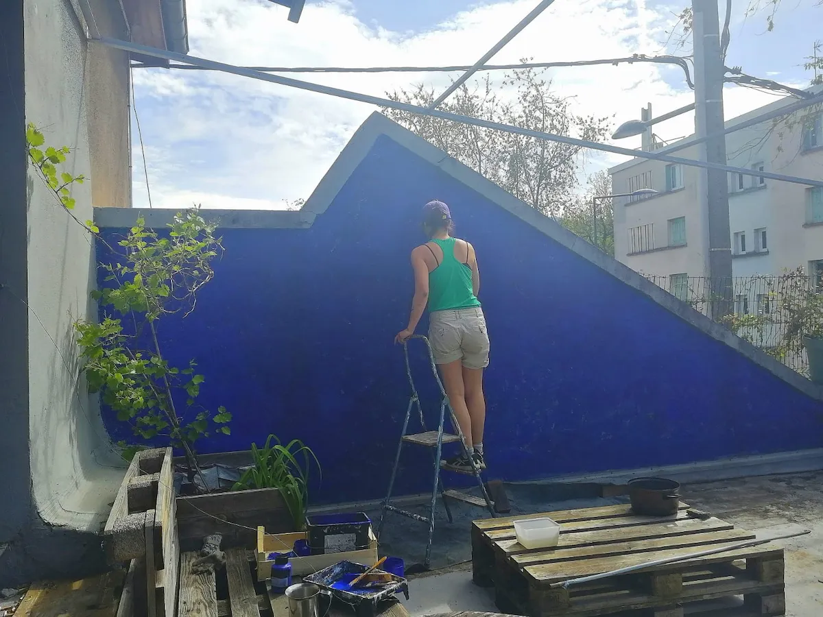 Peinture du mur de la terrasse en bleu lors d'un Brico Baj'Art