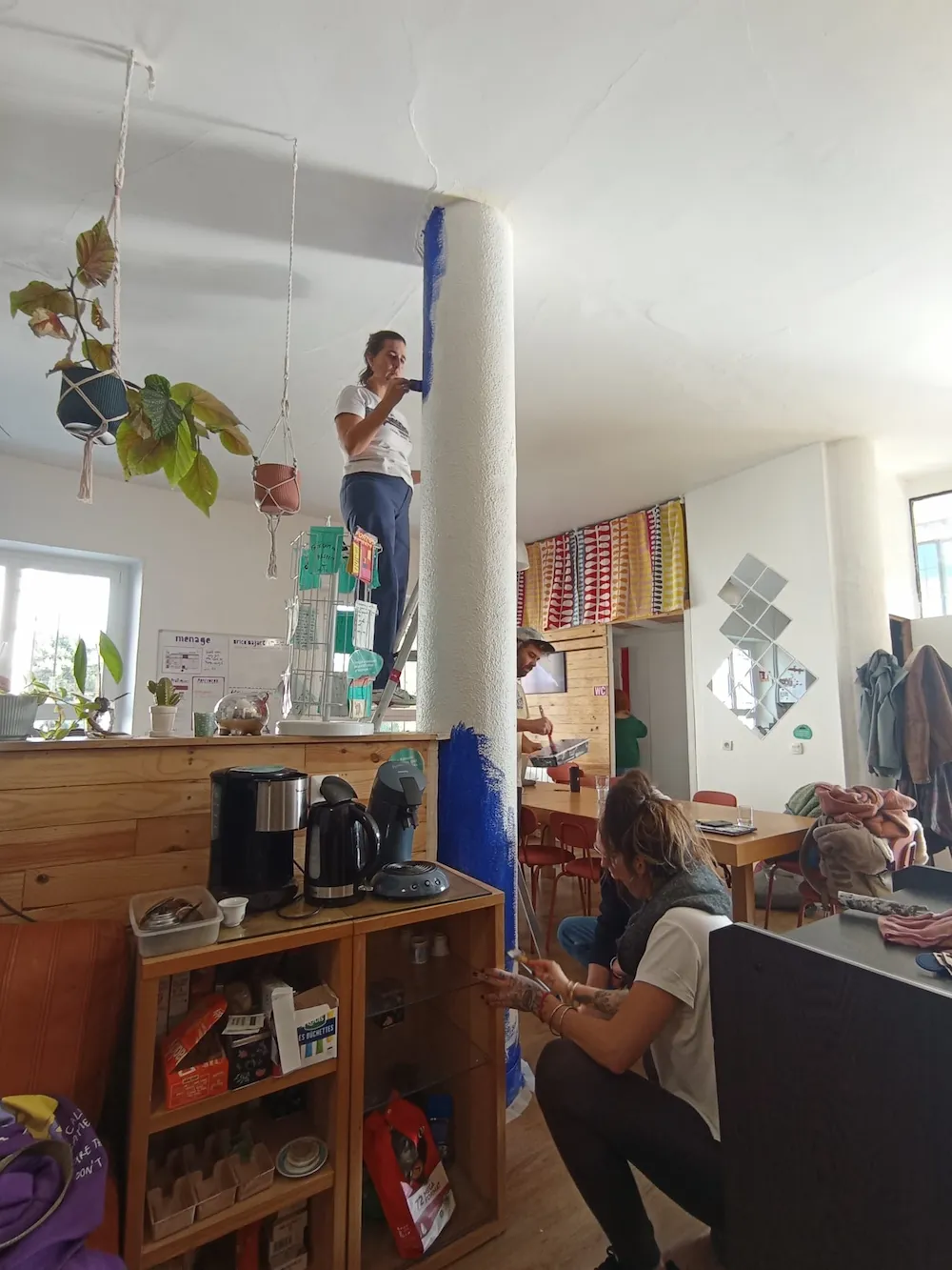 Peinture du poteau central du hall lors d'un Brico Baj'Art