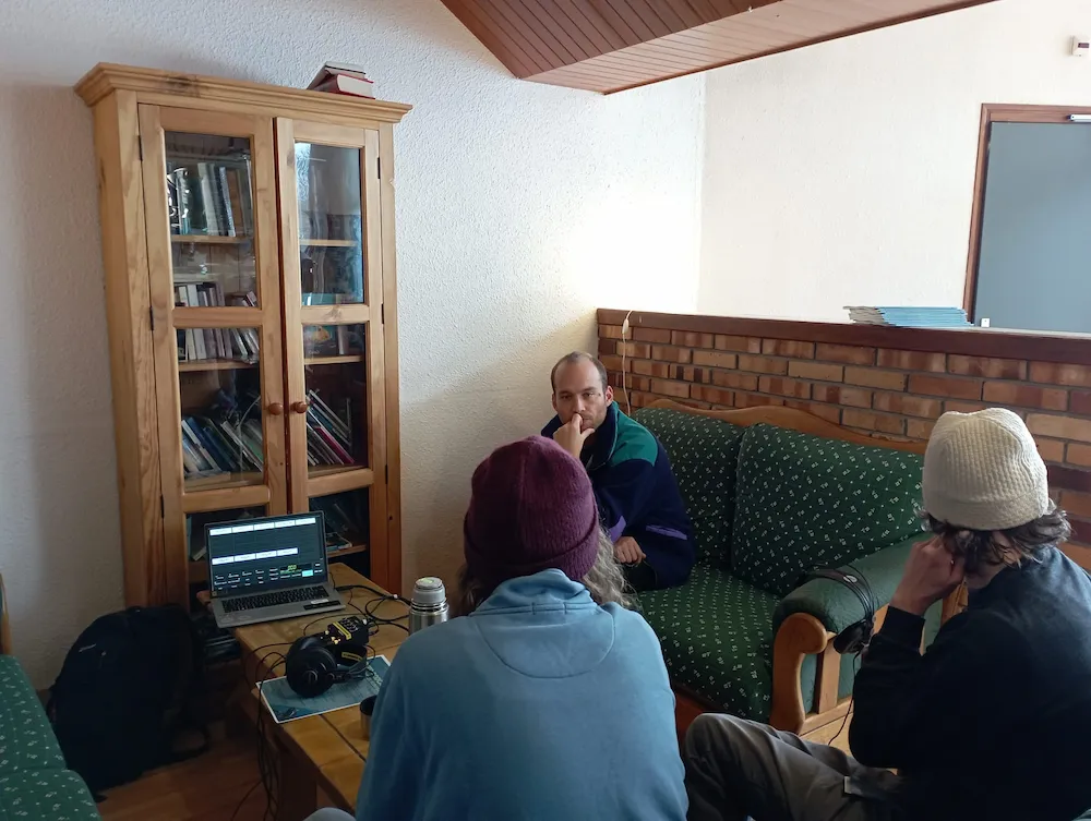 Personnes enregistrant un podcast