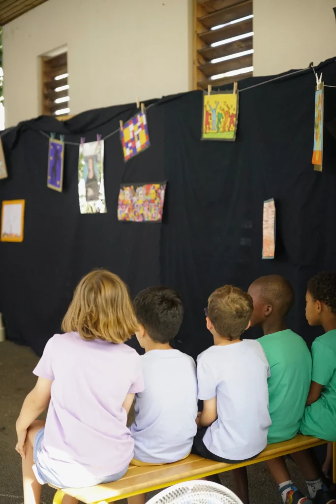 Enfants de l'École Kerber en représentation de comédie musicale