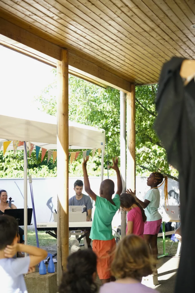 Enfants de l'École Kerber en représentation de comédie musicale
