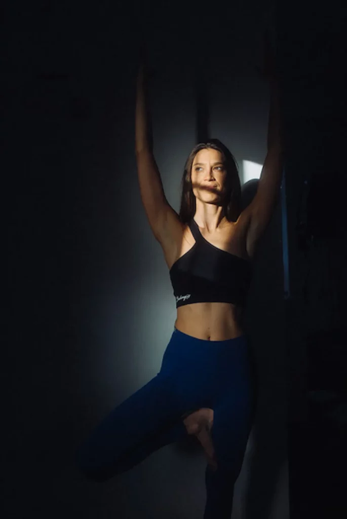Yoga girl tenant une pause