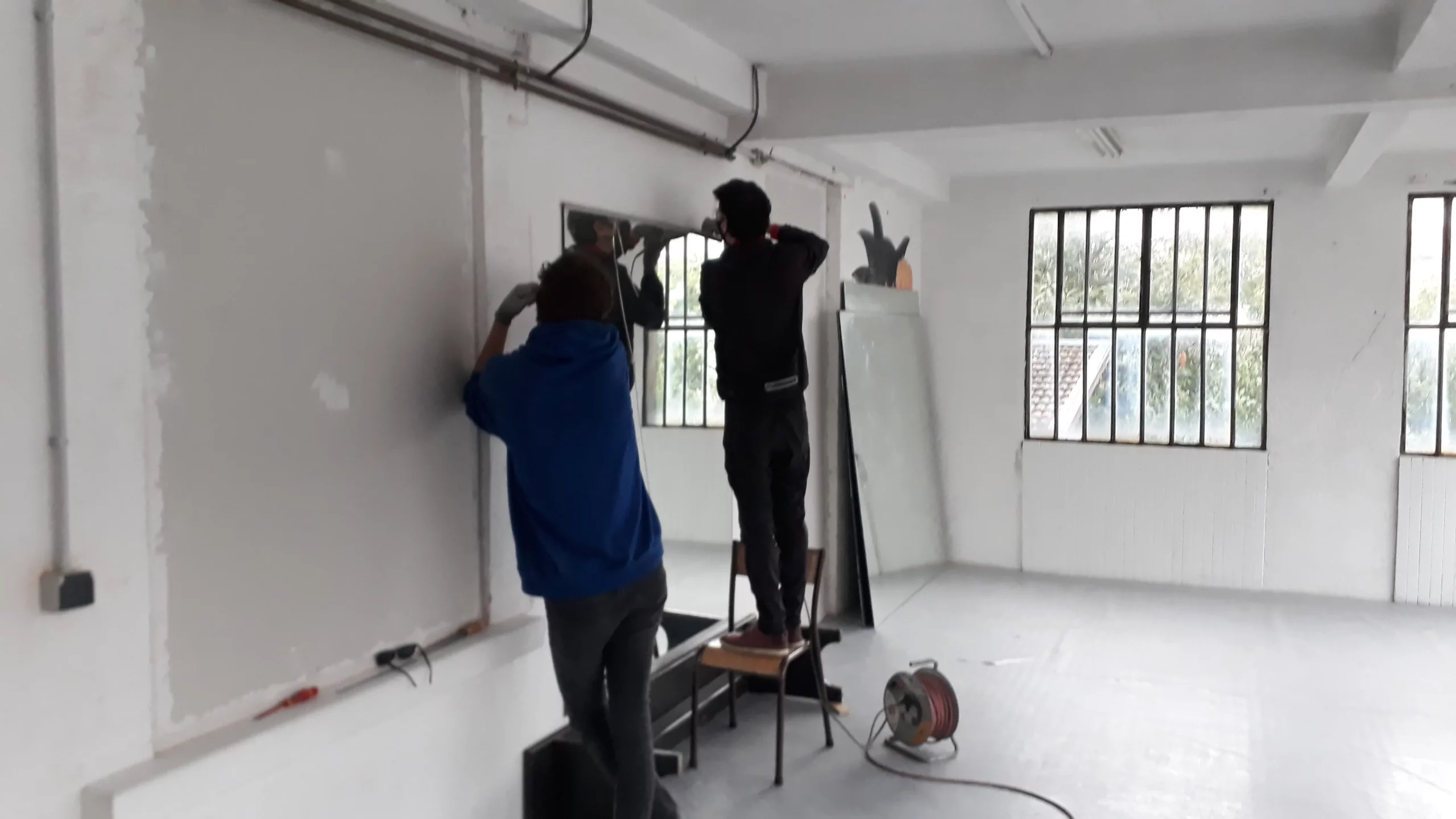Bénévoles faisant des travaux dans l'atelier du premier étage