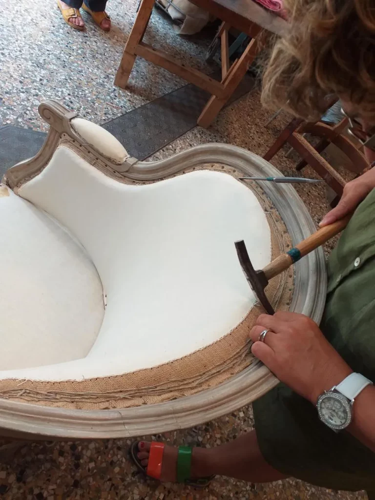 Chaise entrain d'être retapisser