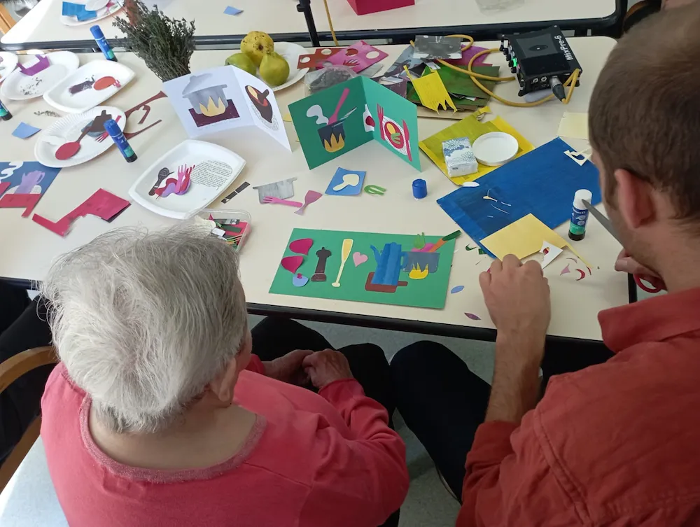 Personne âgée participant à l'atelier "Les Arts de la Table"