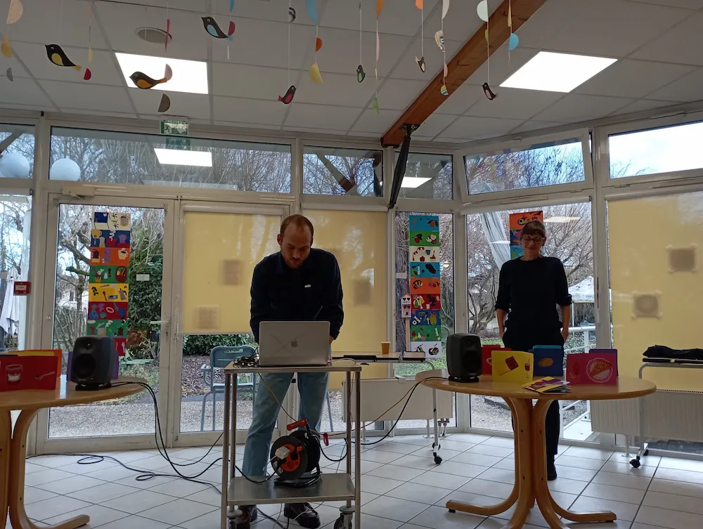 Deux intervenant·e·s de la Baj'Art atour d'un projet s'intitulant "Les Arts de la table"