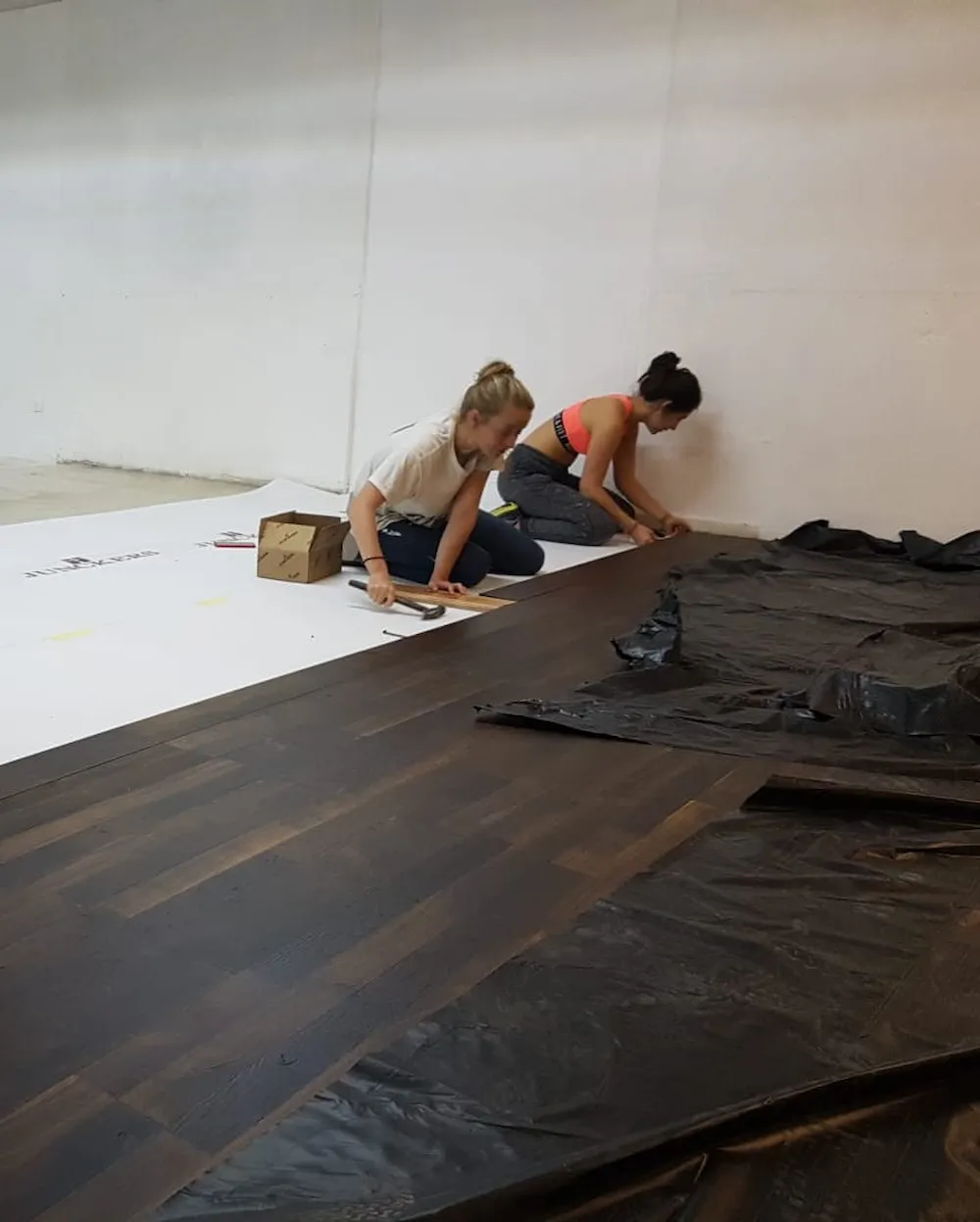 Bénévoles montant le parquet de danse pendant les travaux