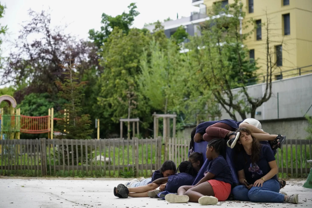 Enfants en représentation théâtrale