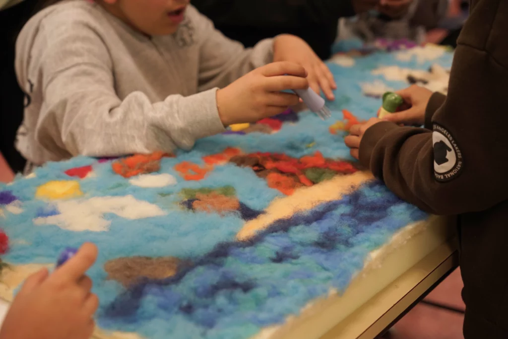 Enfant réalisant un paysage feutré