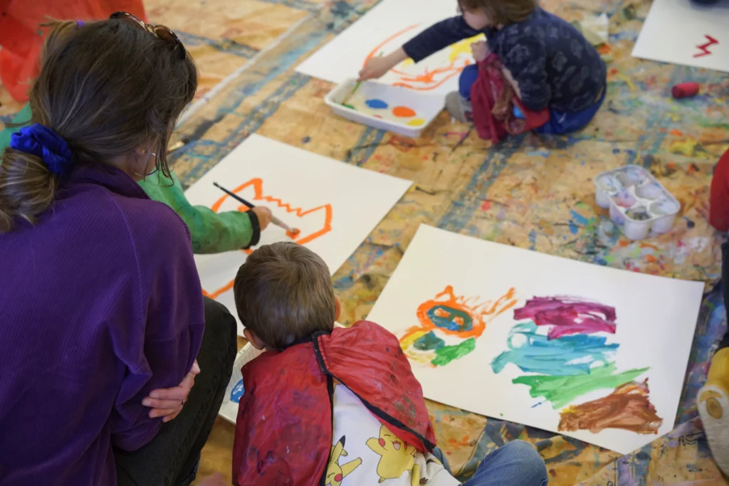 Artiste plasticienne animant un atelier