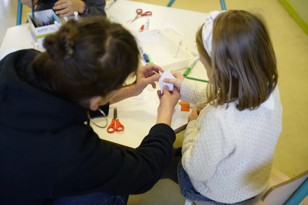 Artiste plasticienne animant un atelier