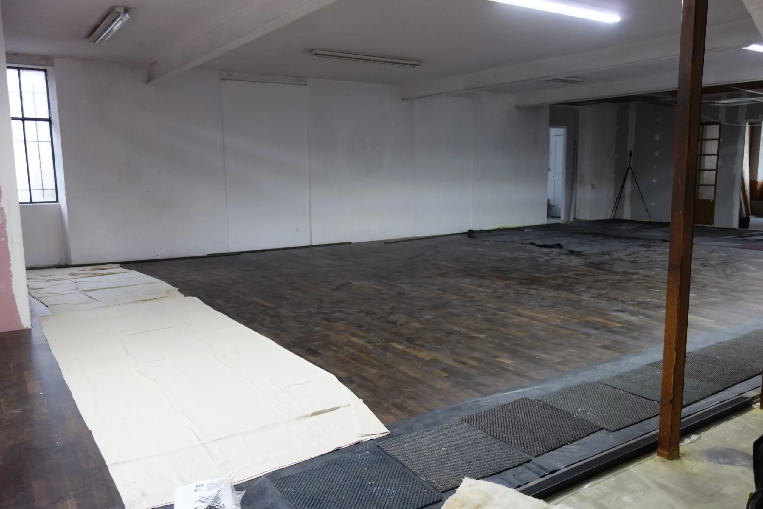 Salle de danse pendant le montage du parquet de danse