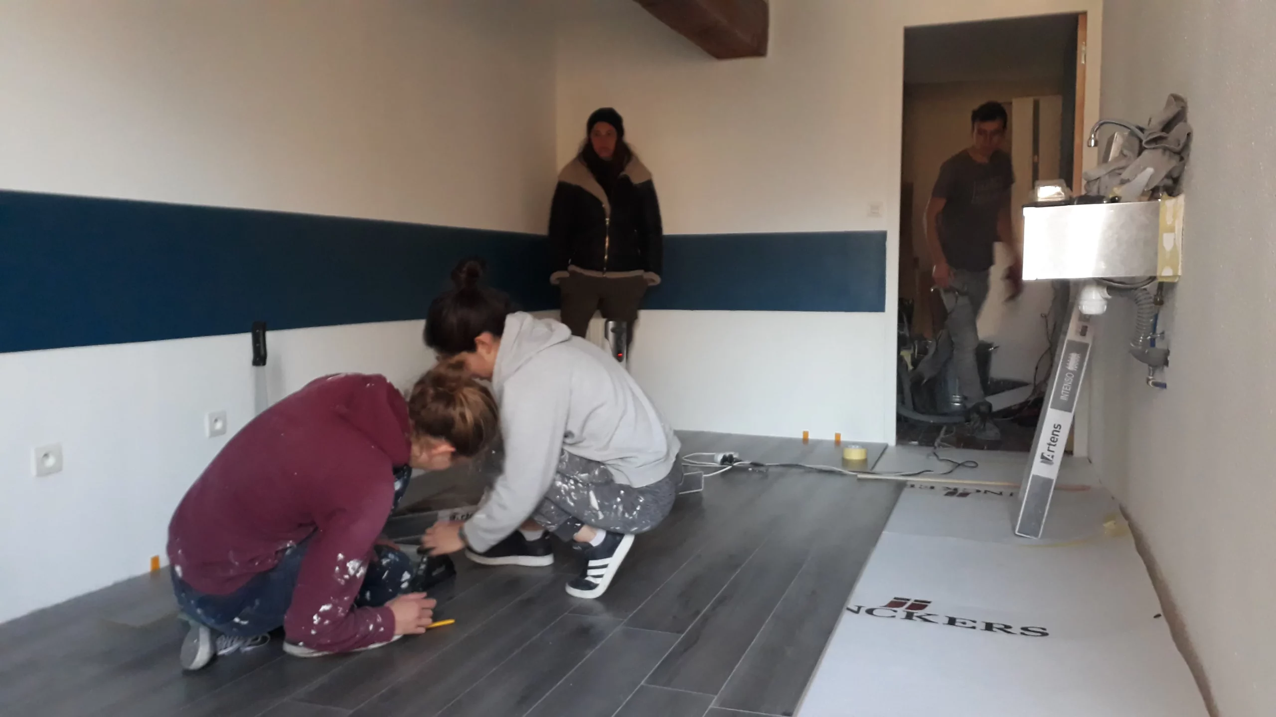 Bénévoles faisant des travaux dans un des studios de musique