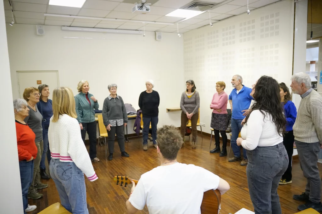 Individus participants à un temps chanté lors d'une des actions culturelles de la Baj'Art