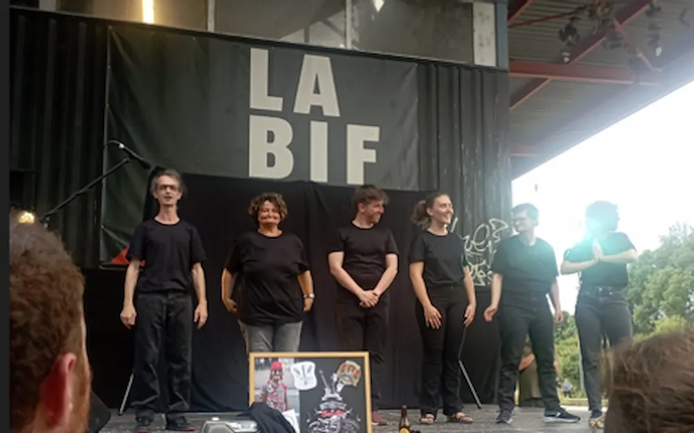 Comédien·n·e·s de la Cie Cent Détours et participant·e·s de l'action culturelle en représentation