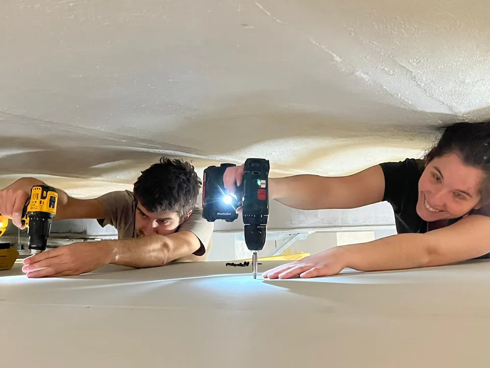 Deux personnes faisant des travaux à la Baj'Art